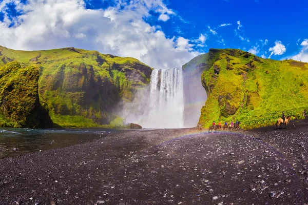 Pferdetour zum Wasserfall skogafoll — Stockfoto