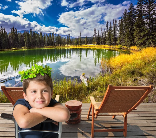 Charmant garçon assis sur le lac, Canada — Photo