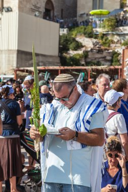 İnsanlar dua kitapları getirdi