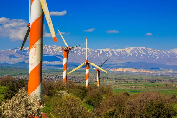 Riesige moderne Windmühlen — Stockfoto