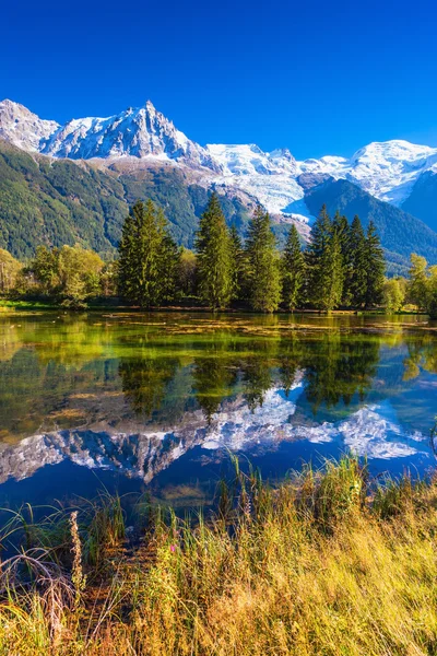 Jezero na začátku podzimu — Stock fotografie