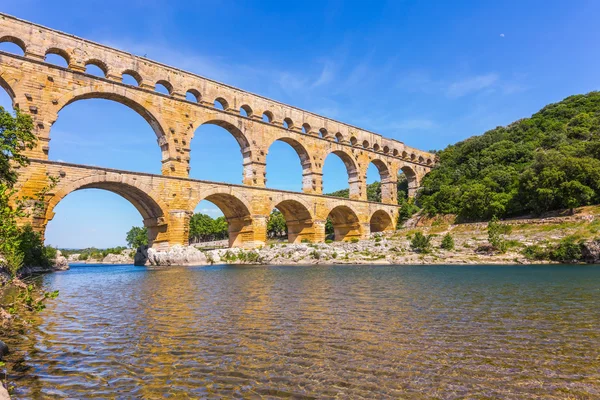 De brug over de rivier de Gardon — Stockfoto