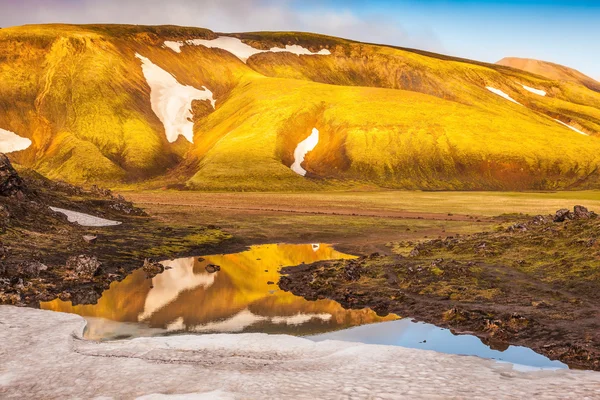 La luce del mattino illumina le montagne — Foto Stock