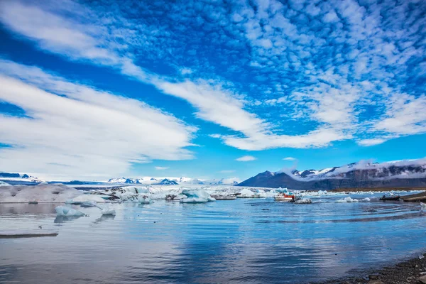 Golfe océanique avec floes de glace flottants — Photo