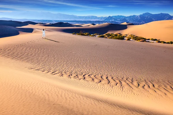 Mujer de mediana edad en el desierto —  Fotos de Stock