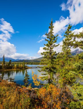 Yüksek köknar ağaçları arasında Piramit Gölü 
