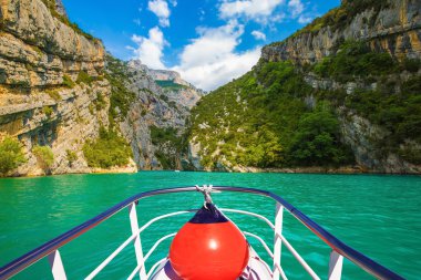 Kırmızı fenerli tekne