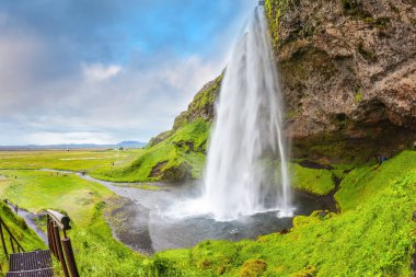 Seljalandsfoss şelale sıcak Temmuz gün içinde