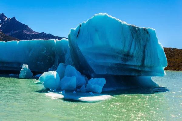 Iceberg floats away from glacier — Stock Photo, Image