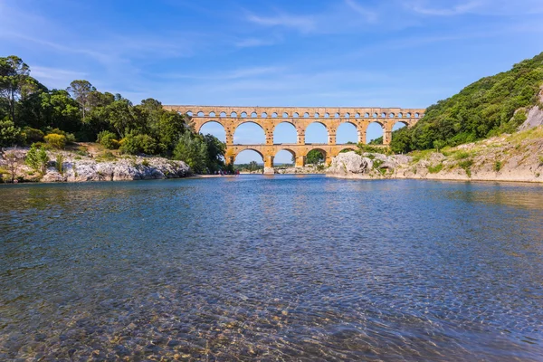 Pont du Gard en el río Gardon — Foto de Stock