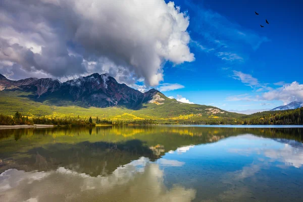 Piramis hegyi tó piramis tükröződik — Stock Fotó