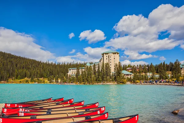 Red canoes moored — Stock Photo, Image