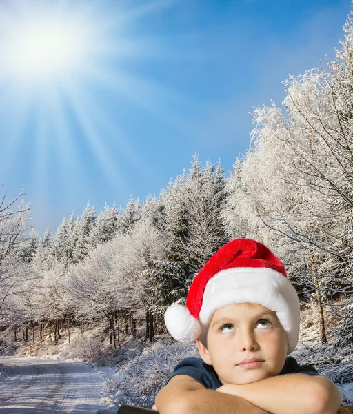 Kırmızı Santa şapkalı çekici çocuk — Stok fotoğraf