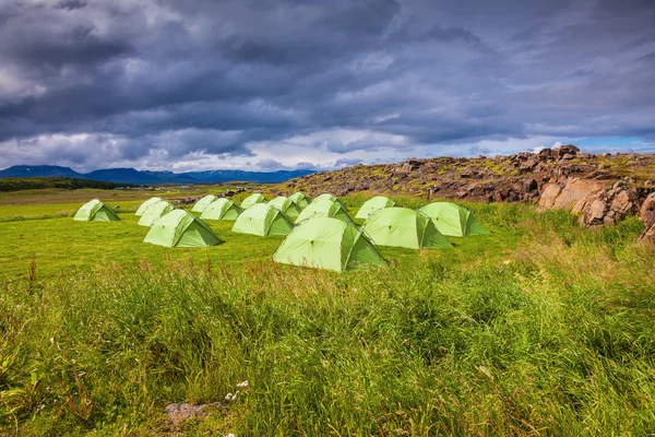 Zielony namioty na trawiasta trawnik w Arktyce — Zdjęcie stockowe