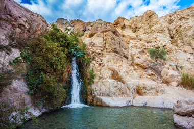 Taşların arasındaki şelaleler 