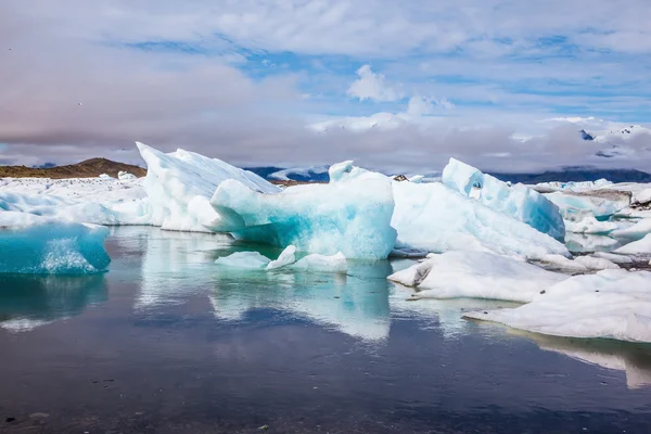 Glace flottante réfléchie dans l'eau — Photo