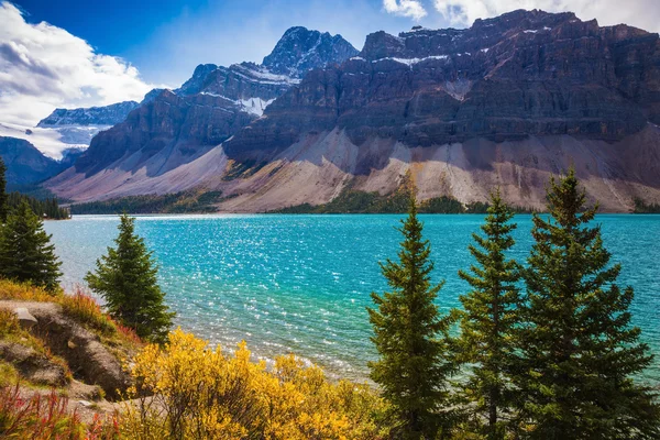 El majestuoso lago glacial de montaña —  Fotos de Stock