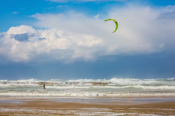 Kitesurfer cavalcando grandi onde — Foto Stock