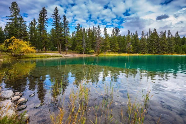 Malebné oválné jezero — Stock fotografie