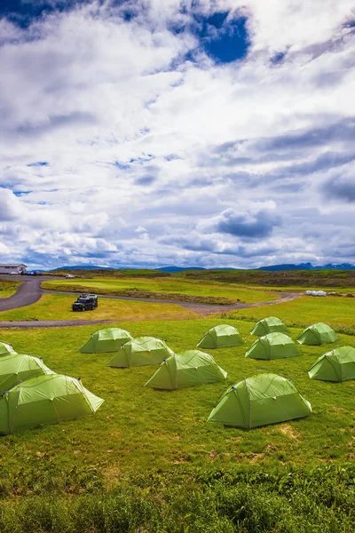 Campeggio panoramico su un prato verde — Foto Stock