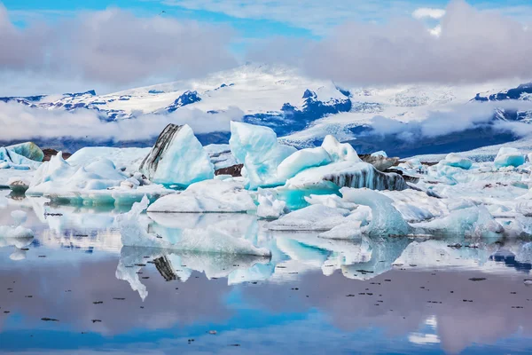 Ice floes in the mirrored water — Stock Photo, Image