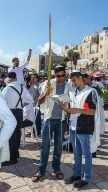 çocuklar dua ritüel ve dört bitki getirdi