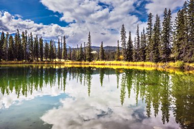 küçük yüzeysel göl