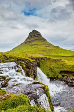 Dişli tam akan şelale Kirkyufell Foss
