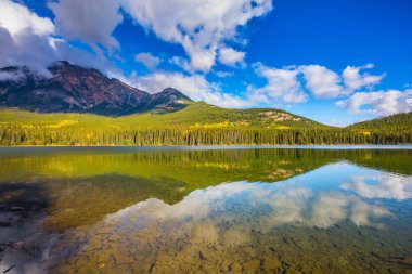  Berrak su Piramit Gölü