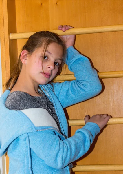 Mädchen posiert an der "Sprossenwand"" — Stockfoto
