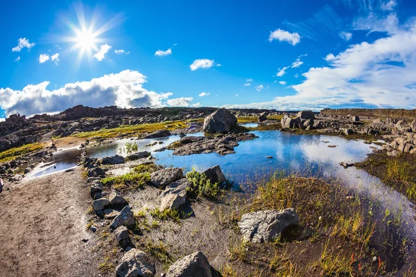 Pequeño charco y enormes piedras —  Fotos de Stock