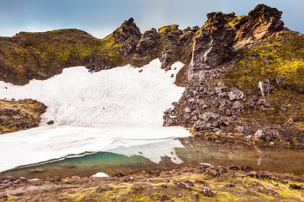 Snöfält reflekterat i vatten — Stockfoto