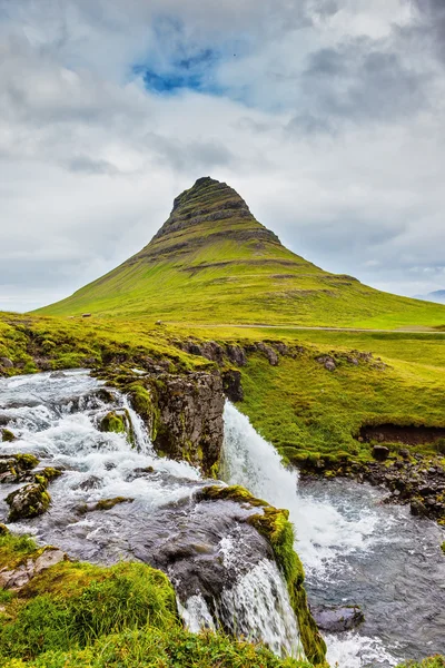 Threaded full-flowing waterfall Kirkyufell Foss — Stock Photo, Image