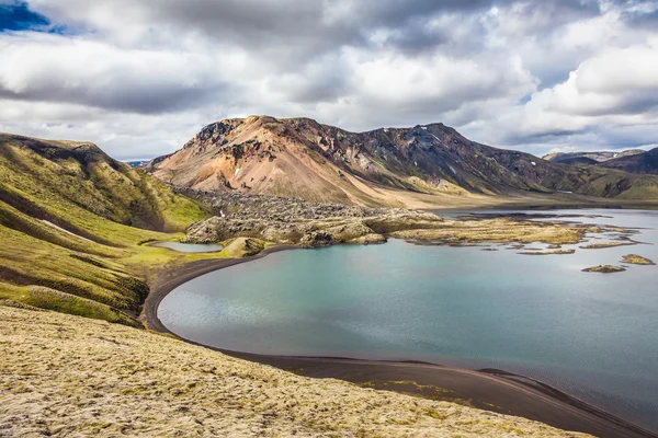 Вулканическое озеро с холодной водой — стоковое фото