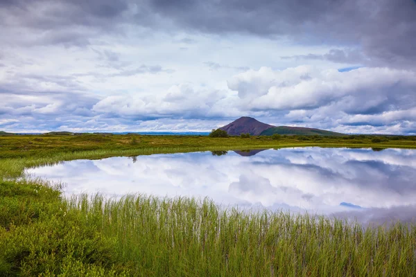 Glattes Wasser des kalten Sees — Stockfoto