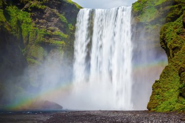 İzlanda'daki pitoresk şelale