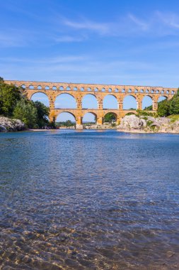 Pont du Gard, Roma döneminde Gardon Nehri üzerine inşa edilmiştir.