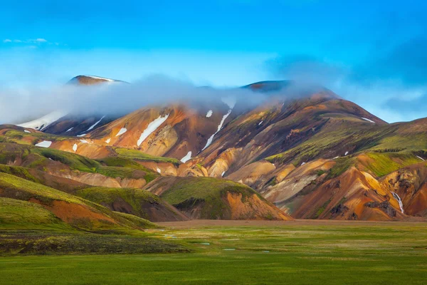 Gestreepte bergen van ryoliet bedekt Sunrise — Stockfoto