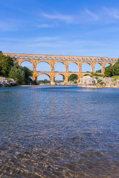 Pont du Gard a été construit à l'époque romaine sur la rivière Gardon — Photo