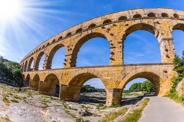 Acueducto Pont du Gard. Foto tomada lente de ojo de pez — Foto de Stock