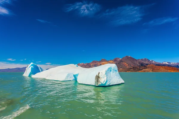 White-blue ice floe drifts — 图库照片