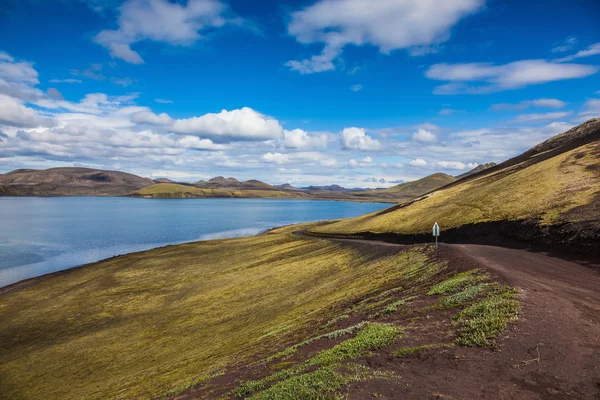 Lago vulcânico com água fria — Fotografia de Stock