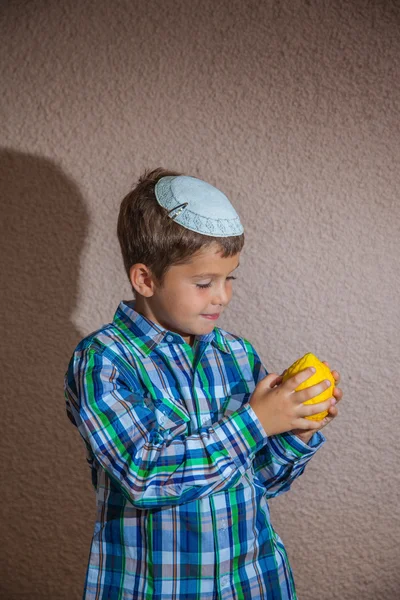 Αγόρι στο λευκό εβραϊκή skullcap πλεκτό — Φωτογραφία Αρχείου