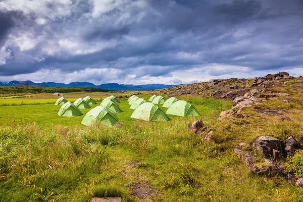 Malowniczy zielony namiot s — Zdjęcie stockowe