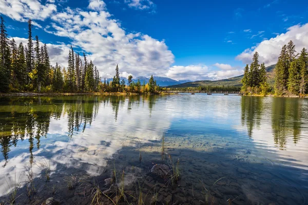 Île dans le lac Pyramid — Photo