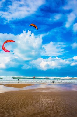  Kitesurfers tehlikeli dalgalar binmek