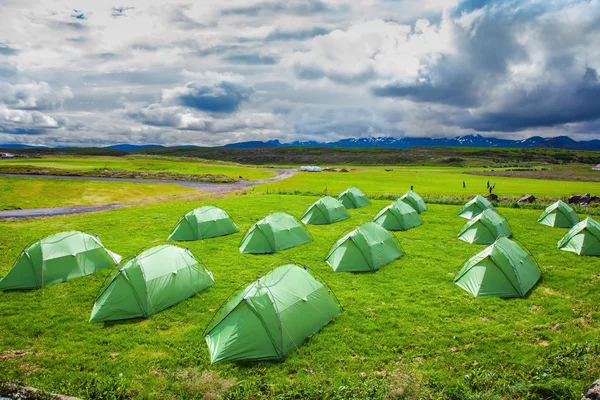 Zielone namioty na trawiastej trawniku — Zdjęcie stockowe