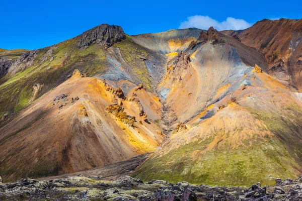 Multi-gekleurde bergen verlicht zijn met zon — Stockfoto