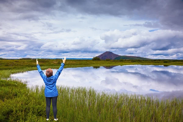 Woman - tourist raised her hands — Stok fotoğraf