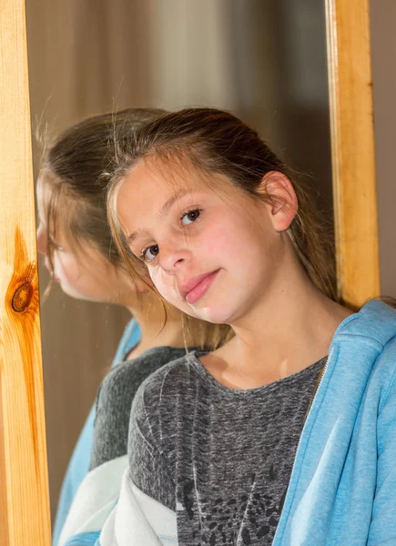Girl leaned against the mirror — Stock Photo, Image